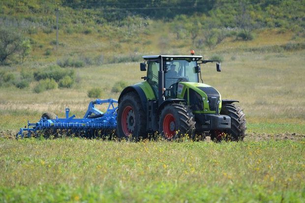 На краснодарском заводе «КЛААС» повысили производительность трактора AXION 900