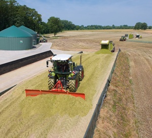 CLAAS: ЭКСПЕРТЫ ИСПЫТАЛИ ТРАКТОРЫ AXION 950 И XERION 4000 ПРИ ТРАМБОВКЕ КУКУРУЗНОГО СИЛОСА